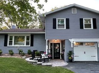 123 Robin Hill Dr, Naperville, IL 60540