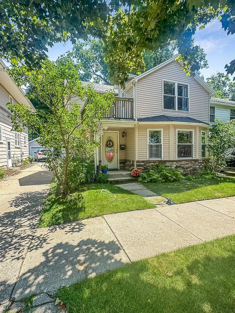 3 bed, 1.5 bath, 1676 sqft, $2,395 — Photo 1