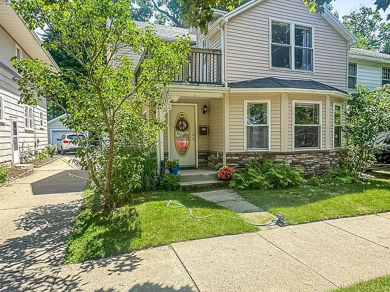 706 Rosewood Ave SE — Photo 1