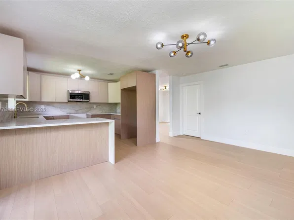 9261 SW 11th St, Miami, FL 33174