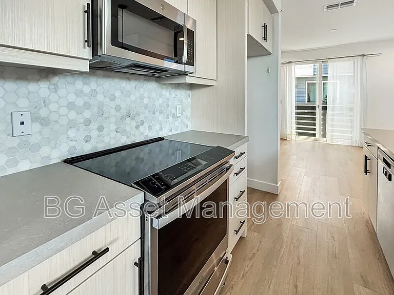 3909 Wattling St — Photo 15