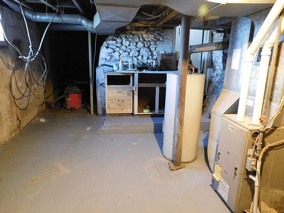 4th image of 155 Burnham St W