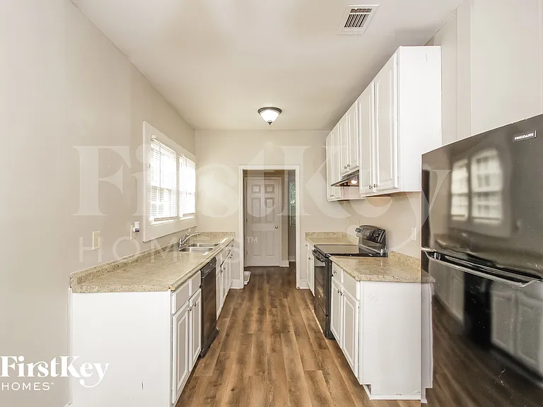1387 Beecher St SW — Photo 6