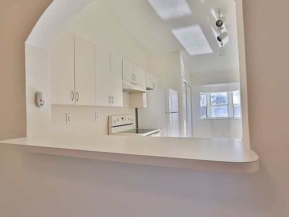 4th image of 905 NE 34th Ave Unit 202