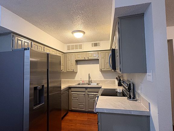 5th image of 3851 Evergreen St