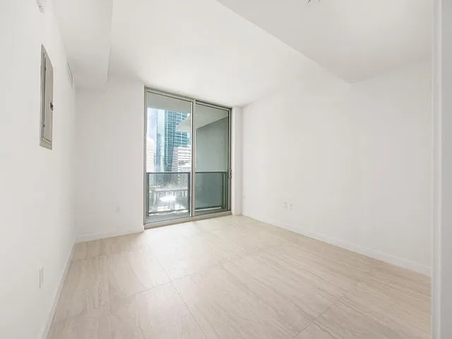 77 SE 5th St #5 — Photo 7