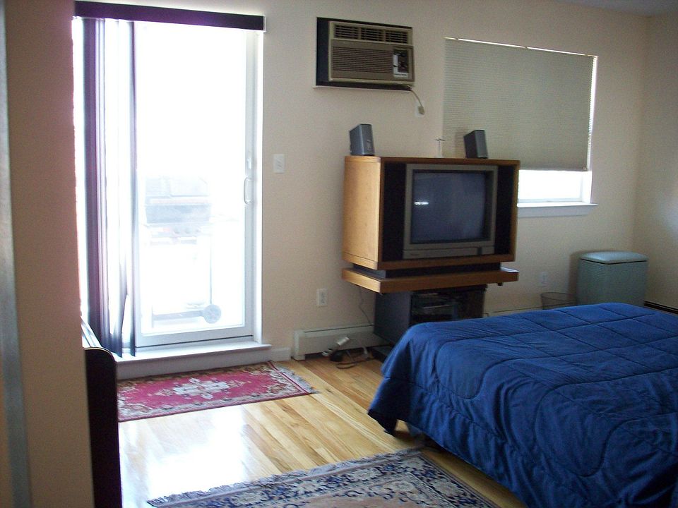 Spacious Master Bdrm w/Full Bath