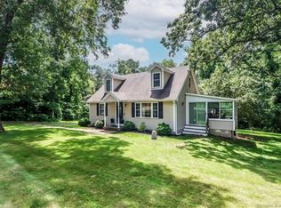 18 Kaechele Dr, Sandy Hook, CT 06482