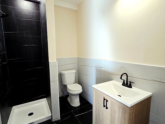 3rd image of 165 Danforth Ave #1B