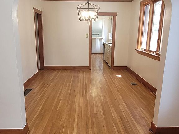 3rd image of 624 S Vine St