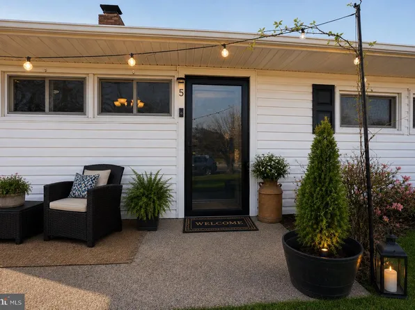 5 Thimbleberry Ln, Levittown, PA 19054