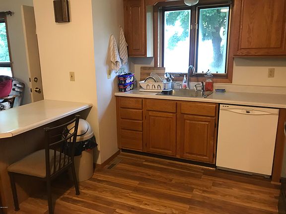 4th image of 421 1st Ave S