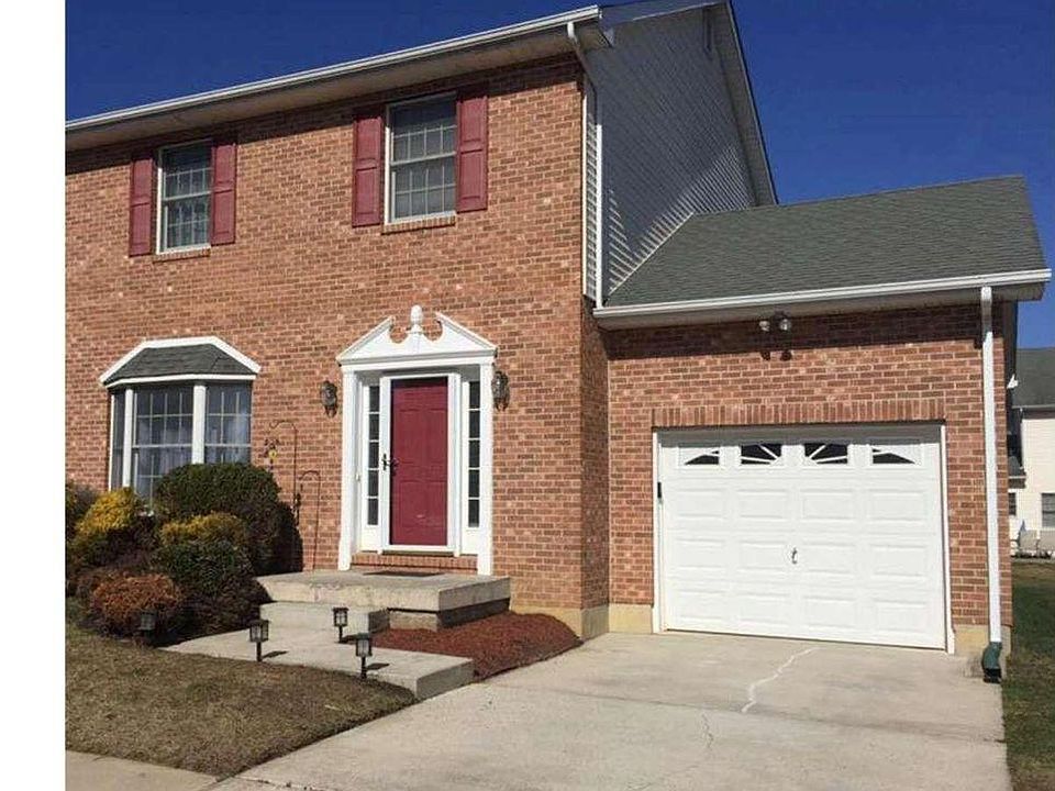 1st image of 10 Marble House Dr