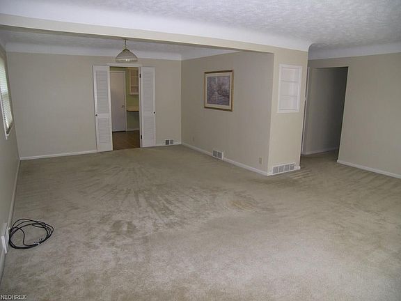 4th image of 5586 Meadow Wood Blvd