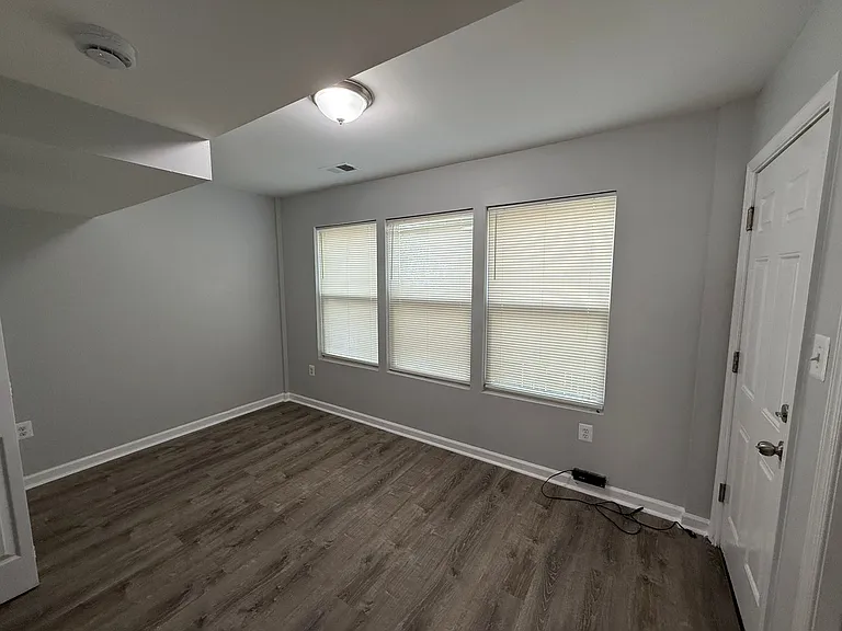 1612 E St NE — Photo 7