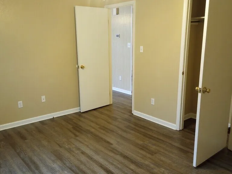 1029 Rowe St — Photo 4