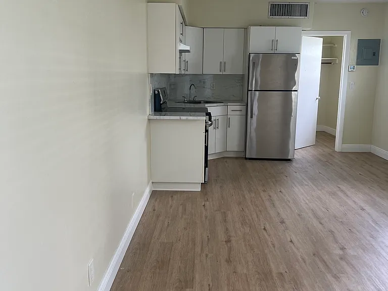 615 NE 8th St #10 — Photo 2