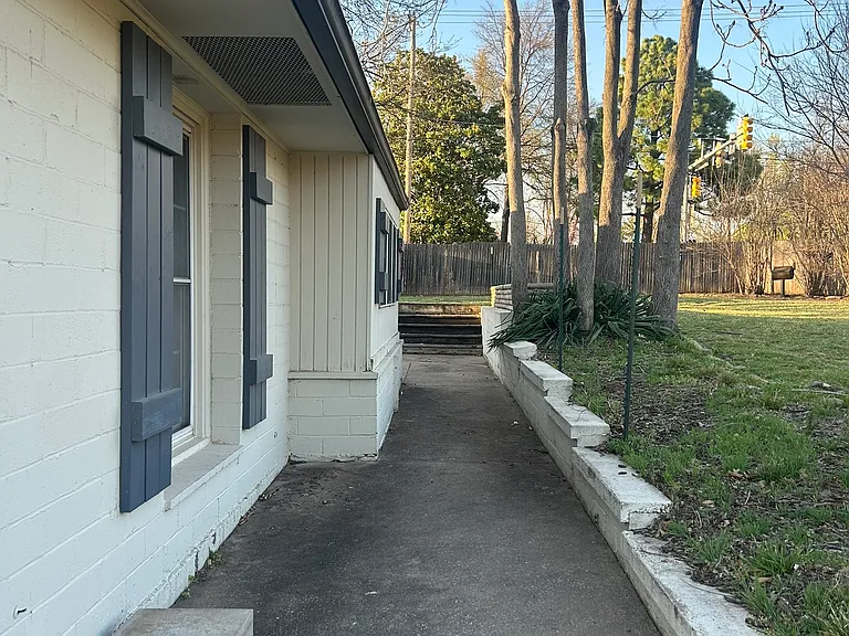 1251 E 31st Ct — Photo 2