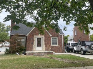 1968 Hunt Club Dr, Grosse Pointe Woods, MI 48236