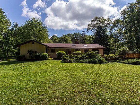 3rd image of 60 Schoolhouse Ln