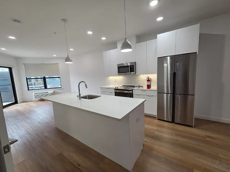 176 W 7th St #410