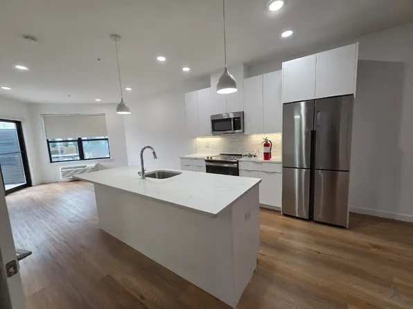 176 W 7th St #203, Bayonne, NJ 07002