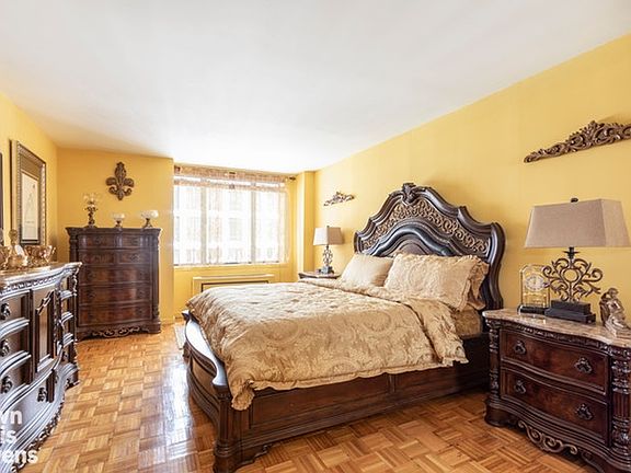 3rd image of 30 W 61st St APT 10A
