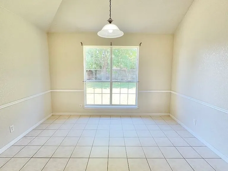 2032 Stonehenge Dr — Photo 5
