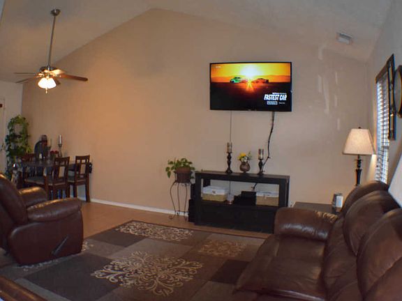 4th image of 2207 N Huntzinger Ave