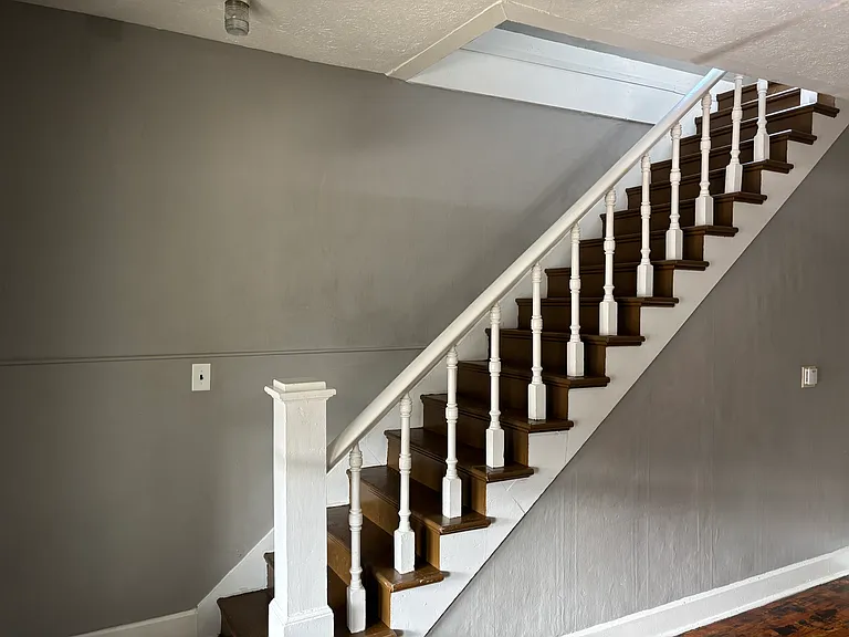 437 Leeds Ave — Photo 9