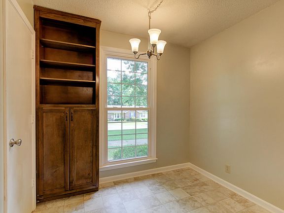 5th image of 3083 Woody Ln
