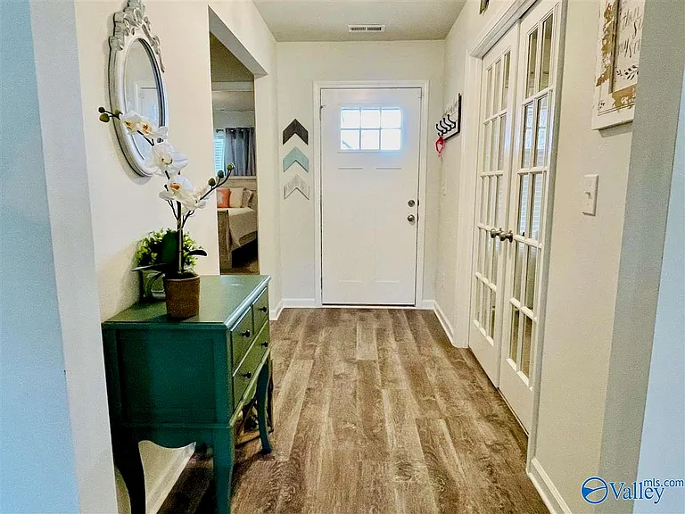 115 Edgestone Dr — Photo 2