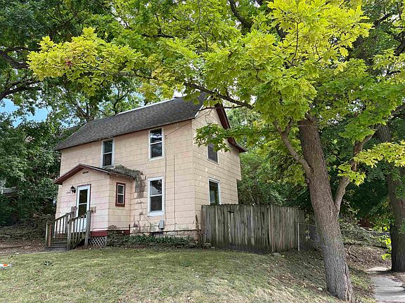 2nd image of 1040 Carrington St