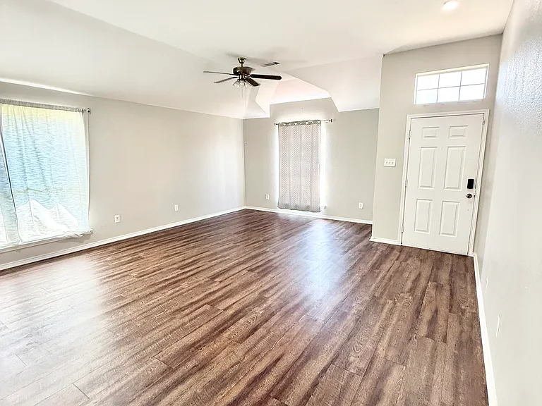 3902 Hudson Dr — Photo 4