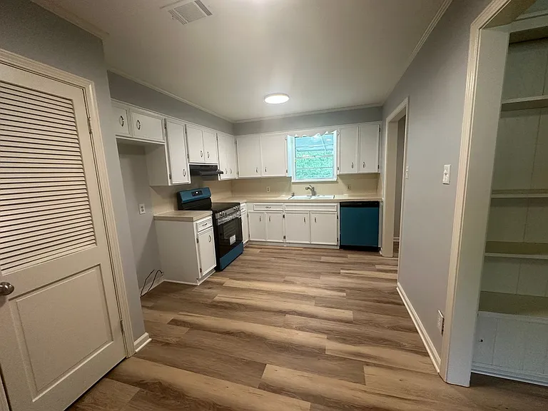 443 Janet Ln — Photo 4