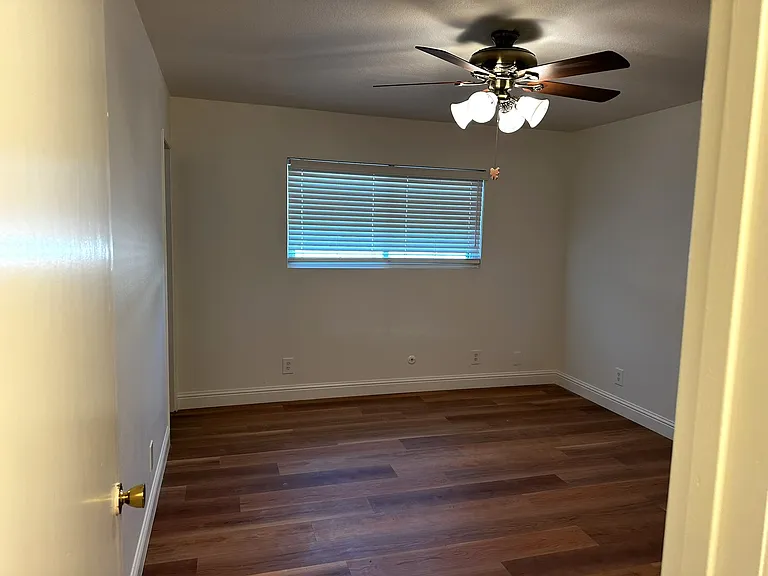 33 Russell Ave — Photo 31