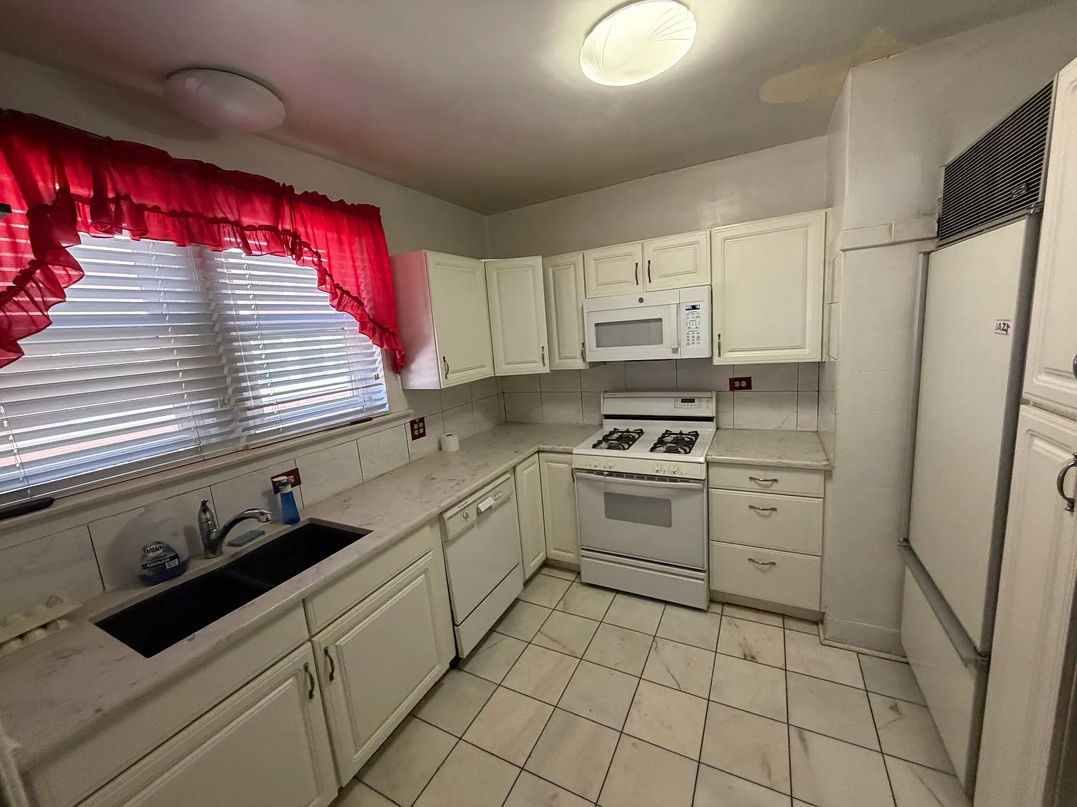 3 bed, 2200 sqft, $1,800 — Photo 2
