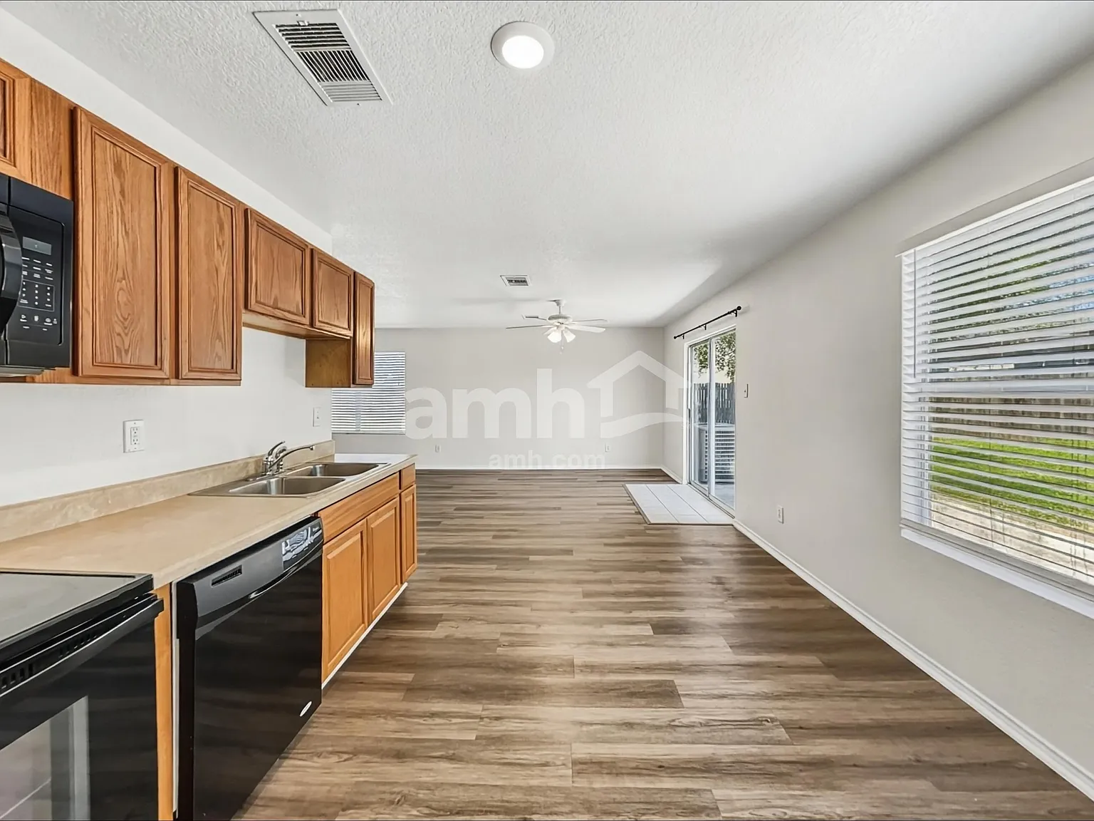 3 bed, 2.0 bath, 1956 sqft, $1,680 — Photo 4