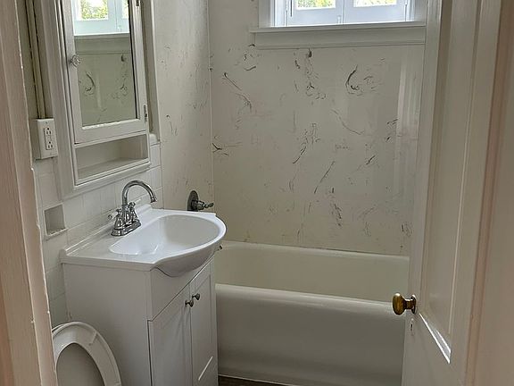 4th image of 608 Summit St APT 3