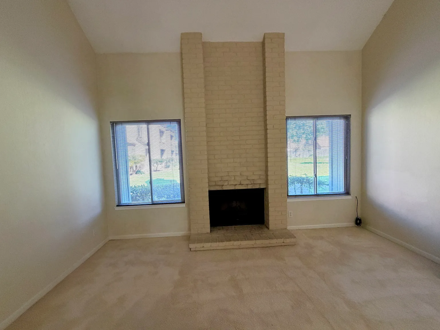 3 bed, 2.5 bath, 2004 sqft, $4,145 — Photo 3