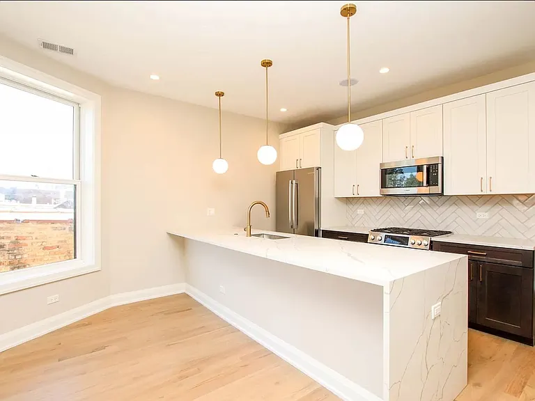 1225 W Addison St #3 — Photo 4