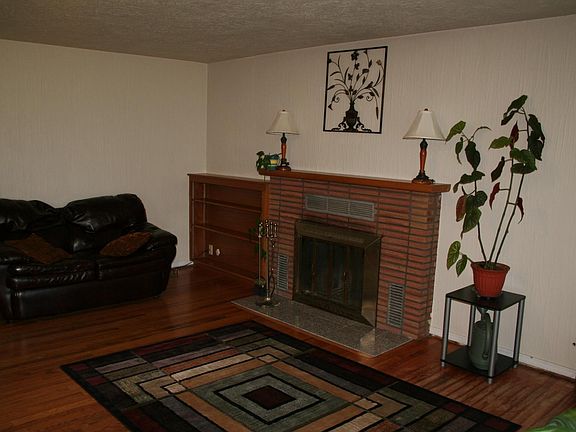 4th image of 635 NE Harvest Dr
