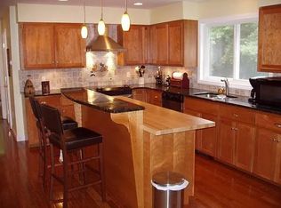 16 Berta Ln, Avon, CT 06001