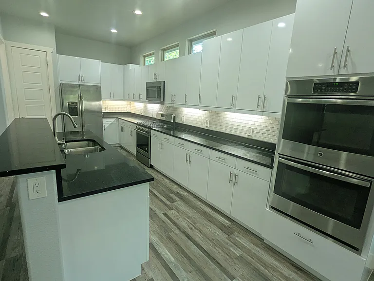 1823 Newport Ave — Photo 6