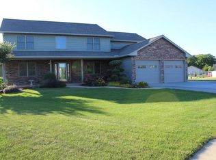 1801 Parkfield Dr, Pekin, IL 61554