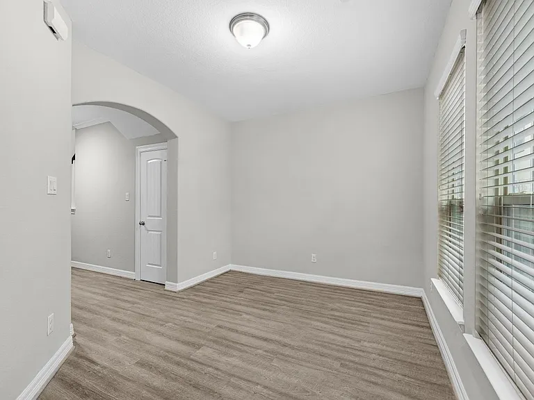 458 N Live Oak St — Photo 6