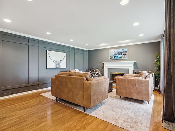 3rd image of 906 Barnett Dr