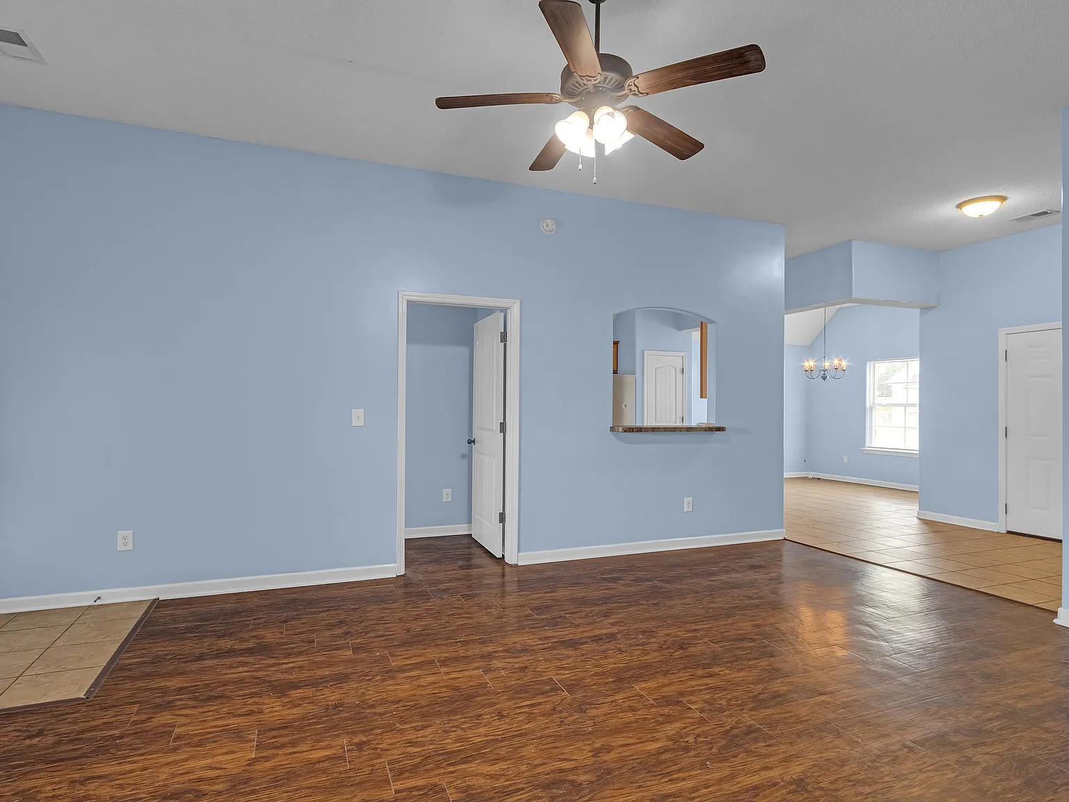 4 bed, 2001 sqft, $2,100 — Photo 4