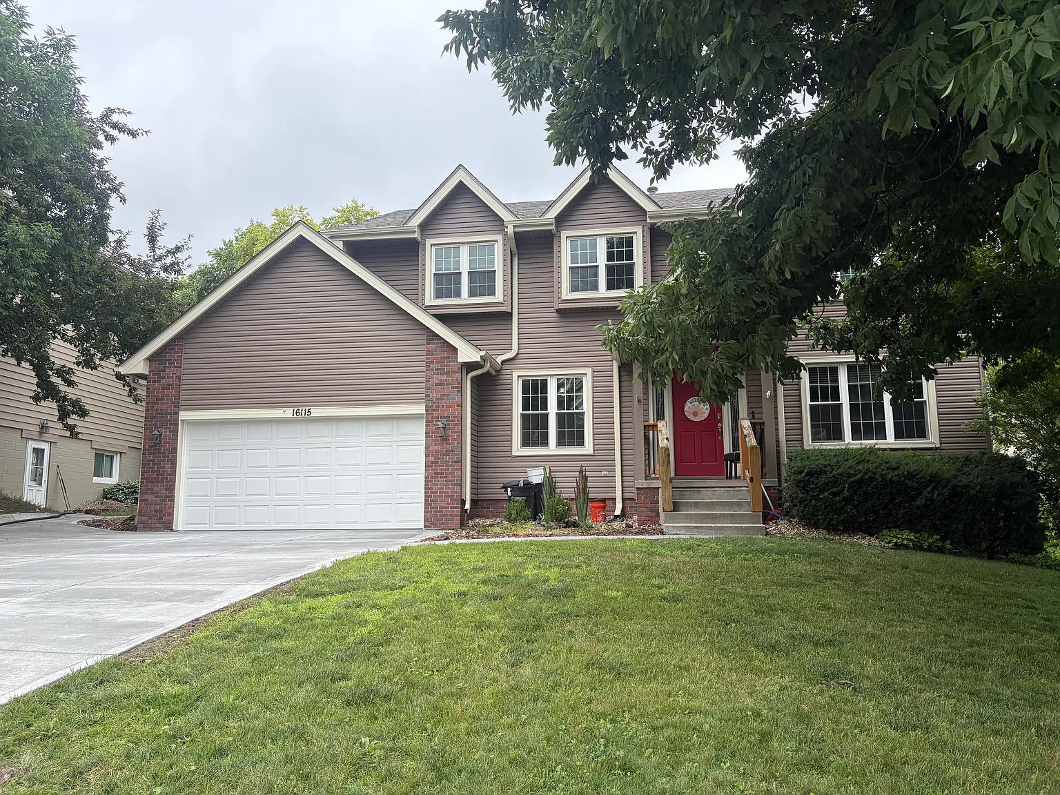 4 bed, 2200 sqft, $2,700 — Photo 1