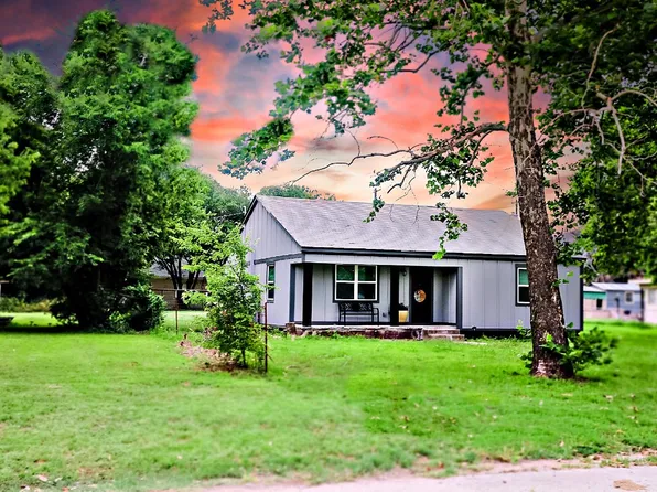 407 10th St, Nocona, TX 76255